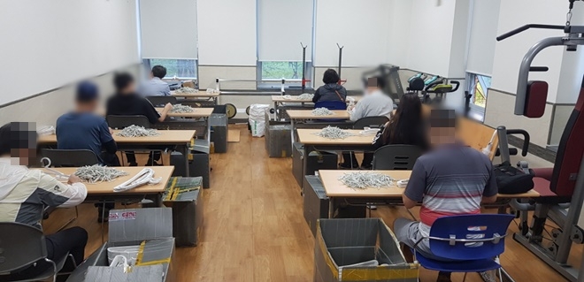사회봉사명령 집행을 위한 청사 내 소규모 자체작업장을 운영하고 있다.(사진제공=의정부준법지원센터)