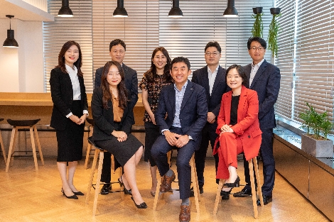 유성원 한국투자증권 GWM전략담당 상무(앞줄 가운데)와 부서원들이 여의도 본사에서 기념사진을 촬영하고 있다. 사진=한국투자증권