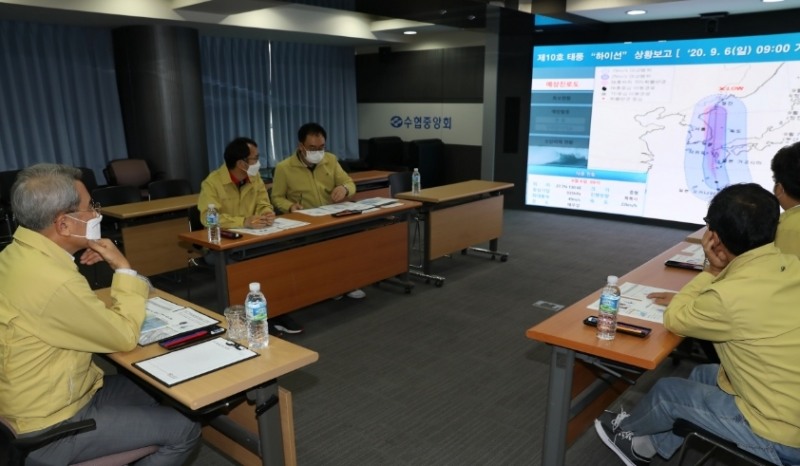 홍진근 수협 대표이사(사진 좌측)가 6일(일) 수협 안전조업상황실에서 비상대책본부 상황점검회의를 실시하고 “태풍 피해를 최소화하기 위해 모든 수단을 동원하라”고 지시했다.(사진=수협중앙회)