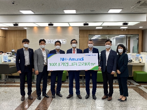 NH-Amundi 자산운용 배영훈 대표이사(왼쪽 4번째)가 임직원들과 '100년기업 그린코리아 펀드'를 출시하며 기념사진을 촬영하고 있다. 사진=NH-Amundi 자산운용