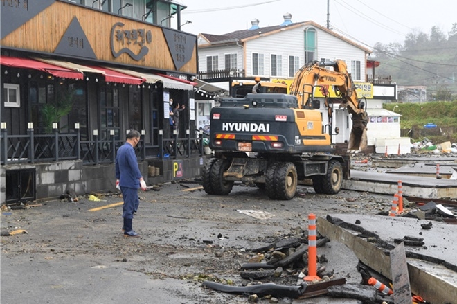 9월 7일 오전 11시 40분경 기장군수가 기장읍 죽성리에서 태풍 피해 현장을 점검하고 있다. (사진제공=부산 기장군)