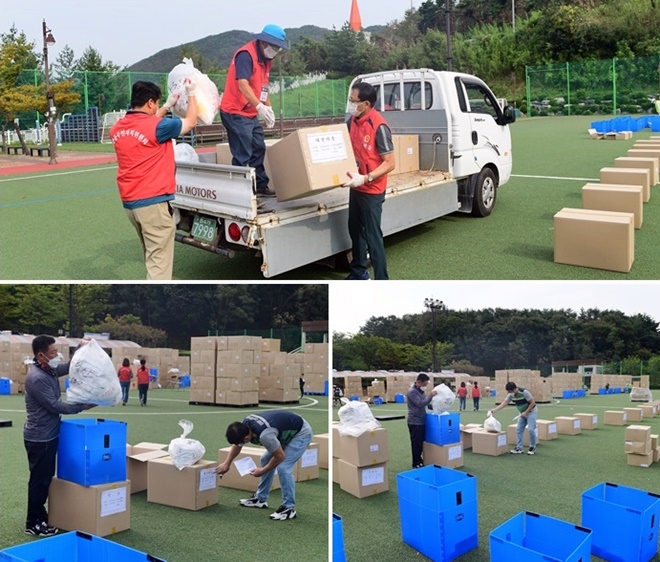 기장군은 9월 10일부터 전 군민 대상으로 마스크 1인당 10매씩 4차 긴급 무상배포, 세대당 1병씩 손소독제 2차 긴급 무상배포를 시작했다. 9월 10일 오전 9시 30분경 정관읍 소두방공원에서 정관읍 직원들과 이·반장 및 자원봉사자들이 마을별로 마스크 수량을 확인하고 주민들에게 배부할 마스크를 수령하고 있다.(사진제공=부산기장군)