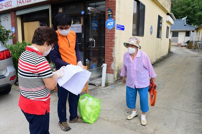 기장군은 9월 10일부터 전 군민 대상으로 마스크 1인당 10매씩 4차 긴급 무상배포, 세대당 1병씩 손소독제 2차 긴급 무상배포를 시작했다. 사진은 9월 10일 오전 10시 30분경 철마면 마을 이장이 주민들에게 마스크를 전달하고 있다. (사진제공=기장군)
