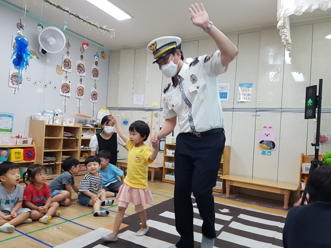 찾아가는 어린이 교통안전교육.(사진제공=창원서부경찰서)