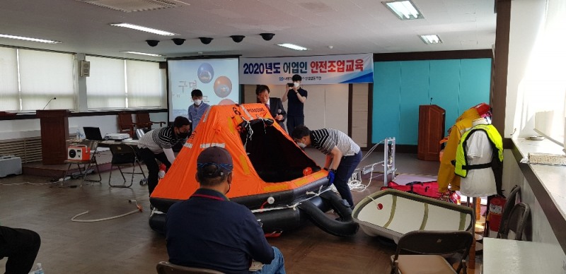어선안전조업지도교육 구명뗏목 실습.(사진=수협중앙회)