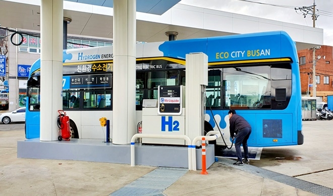 부산 사상구 ‘H부산수소충전소’에서 충전 중인 수소전기버스 (제공=대도여객)