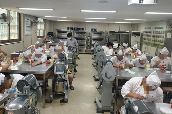 소년원 학생들이 닭강정을 맛있게 먹고 있다.(사진제공=대구소년원)