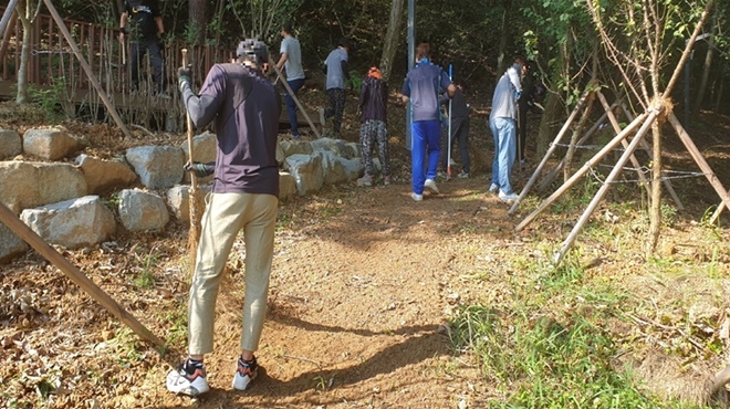 사회봉사대상자들이 9월 15일 태풍으로 유실된 등산로를 정비하고 있다.(사진제공=구미준법지원센터)