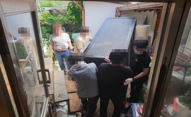 사회봉사대상자들이 주거환경 개선작업에 임하고 있다.(사진제공=의정부준법지원센터)