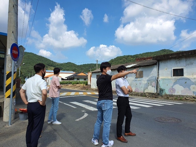 14일 창원 의창구 북면 월촌마을 앞 도로 현장점검.(사진제공=창원서부경찰서)