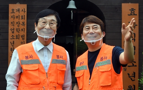 박종수 원장(80, 왼쪽)과 조영도 총무이사(46, 오른쪽). 사진=LG