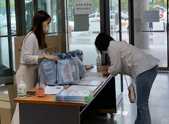 9월 17일 오전 10시경 기장군청 차성아트홀 입구에서 기장군청 직원이 관내 교육기관 종사자에게 마스크와 손소독제, 기장군이 자체 제작한 ‘코로나19 대응 핵심 방역수칙’ 안내문을 전달하고 있다.(사진제공=부산 기장군)