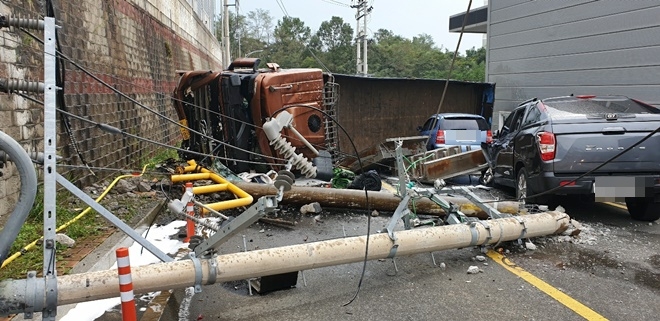 카고차량이 후진하면서 추락.(사진제공=울산소방본부)