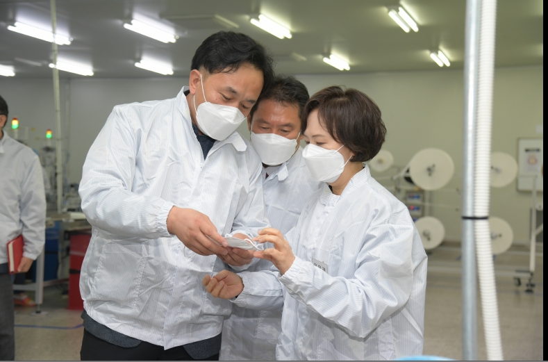 식약처 이의경 처장은 17일 한컴헬스케어 마스크 제조 현장을 방문했다.