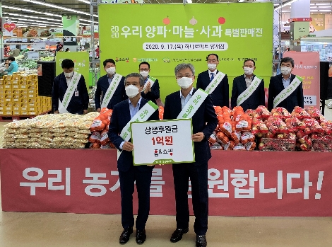 김옥찬 (주)홈앤쇼핑 대표이사(왼쪽)와 장철훈 농협경제지주 농업경제대표이사가 17일 농협하나로마트 양재점에서 열린 상생마케팅 후원금 전달식에서 기념촬영을 하고 있다. 사진=농협