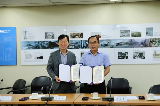 MOU 협약식. (좌)KBS부산방송총국 박찬욱 총국장 (우)부산영상위원회 김인수 운영위원장.(사진제공=부산영상위원회)