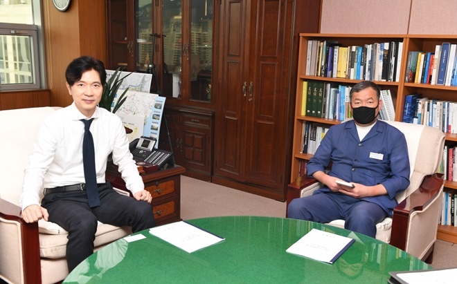 오규석 기장군수는 8월 18일 오후 3시 박성훈 부산시 경제부시장과의 면담을 통해 도시철도 기장선·정관선 조기 건설 등 주요 현안사항에 대해 강력히 건의하고, 총 22개의 기장군 주요 시비 보조사업에 대해 적극적인 시비 보조를 요청하고 기념촬영.(사진제공=부산 기장군)