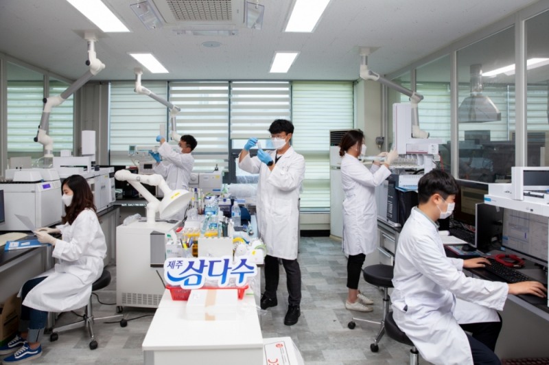 화산송이층에 의해 18년 동안 걸러진 '물'…제주삼다수, ‘품질’ 유지 비결은?