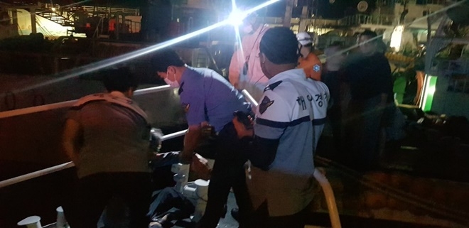 21일 새벽 남항파출소 연안구조정에서 응급환자를 이송중인 모습.(사진제공=부산해양경찰서)