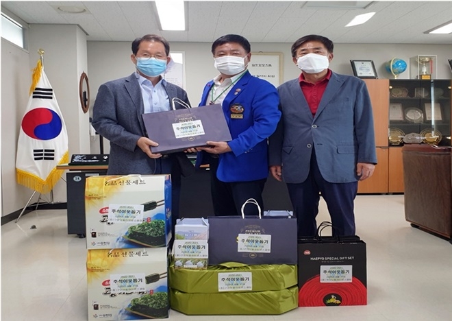 구미낙동라이온스클럽 이재명 고문(가운데)이 9월 21일 법무부 구미준법지원센터 권우택 소장(좌측)에게 추석맞이 원호품을 전달하고 있다.(사진제공=구미준법지원센터)