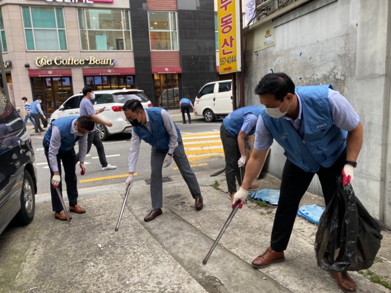 싸리비봉사단 모습.(사진=포스코)