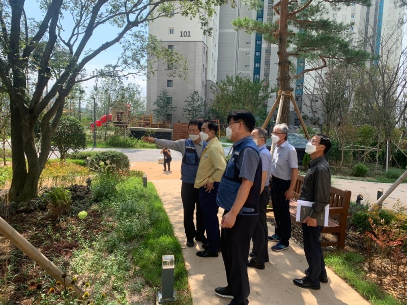 평택시 정장선 시장이 더샵 지제역 센트럴파크를 방문해 둘러보고 있다.(사진=포스코건설)