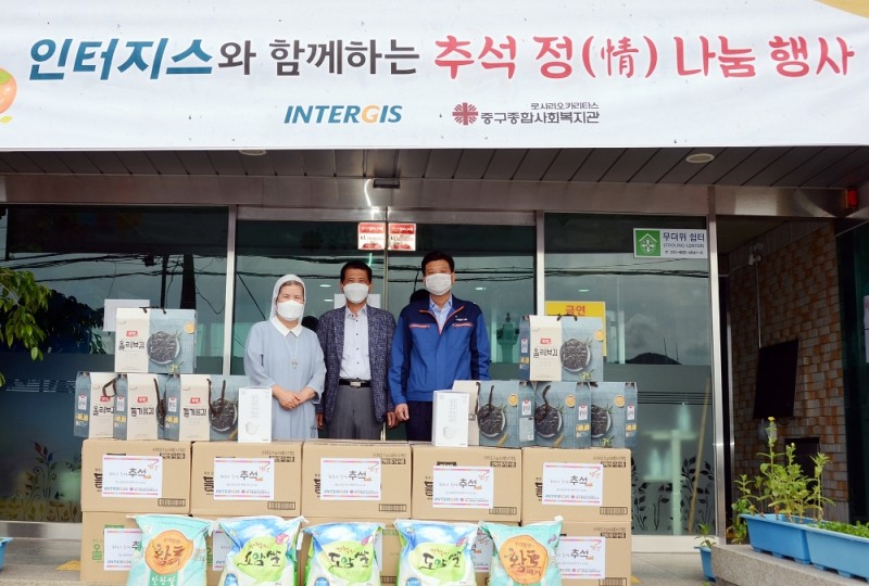 인터지스 권광용 본부장과(가운데) 박정환 노조위원장이(오른쪽) 22일 중구종합사회복지관에 기부금을 전달하고 기념촬영을 하고 있다.(사진=동국제강)