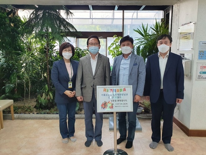 성우제 서울소년원장(사진왼쪽 두번째)이 양지의 집을 방문해 성금을 전달하고 기념촬영.(사진제공=서울 소년원)