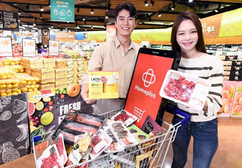 23일 홈플러스 강서점에서 모델들이 '부모님 대신 장보기' 기획전을 알리고 있다. 홈플러스 온라인몰에 따르면 올 추석 귀성을 포기한 대신 고향에 계신 부모님들 선물과 식사를 챙기려는 고객이 늘면서 9월 배송지 변경 주문 건수는 전년 동기 대비 34% 증가했다. 이에 홈플러스는 10월 1일까지 온라인몰에 ‘부모님 대신 장보기’ 기획전을 열어 관련 상품을 저렴하게 선보이고, 배송지를 부모님 주소로 변경해 주문하면 부모님 댁 가장 가까운 점포에서 빠르게 상품을 배송해준다.
