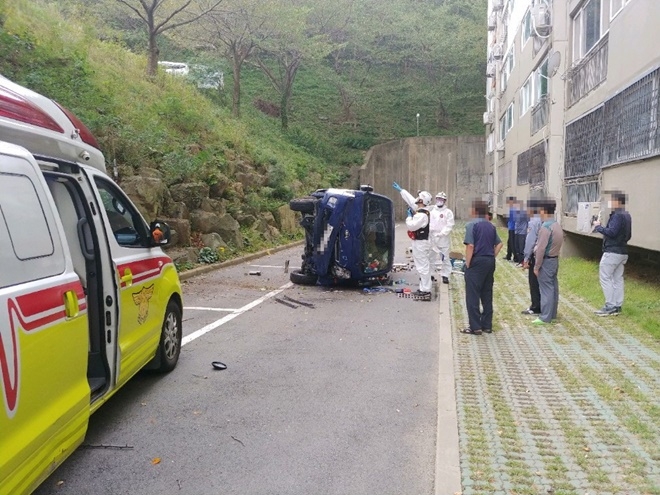 23일 오전 11시 26분경 학장동 모 아파트 103동 주차장 내 1톤포터 추락사고.(사진제공=부산경찰청)