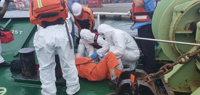 울산해경이 응급처치를 하고 있다.(사진제공=울산해양경찰서)