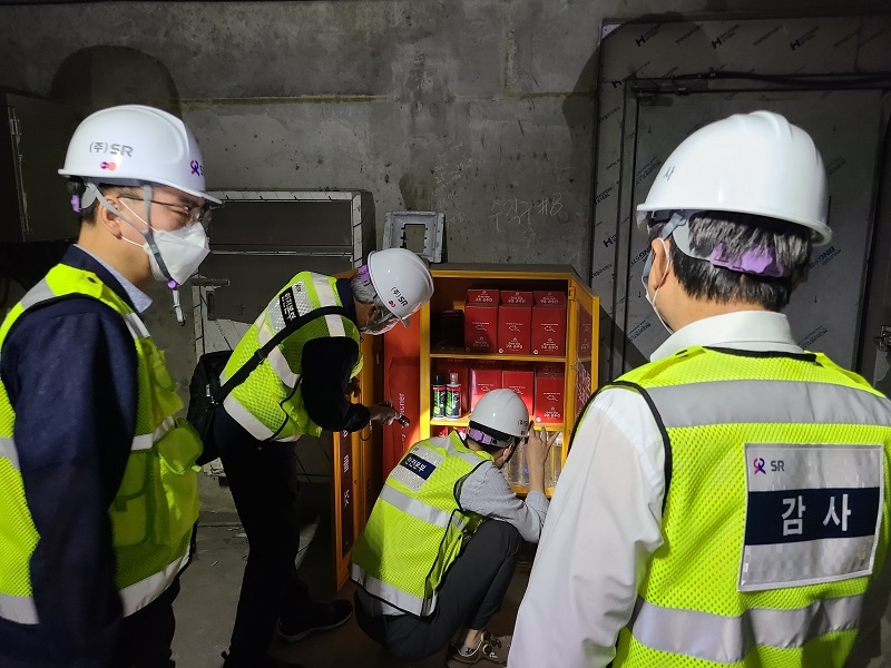 SR 박노승 상임감사(아래 왼쪽 첫 번째)와 박규한 안전본부장(아래 오른쪽 첫 번째)이 안전점검에 나섰다.(사진=SR)