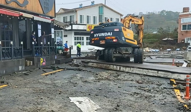 기장군이 9월 7일 오전_제10호 태풍 하이선으로 피해를 입은 기장읍 죽성리 해안도로를 복구하고 있다.(사진제공=부산기장군)