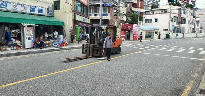 23일 오후 해운대구 우동 도로에서 지게차가 보행자를 충격 후 역과 사망사고.(사진제공=부산경찰청)