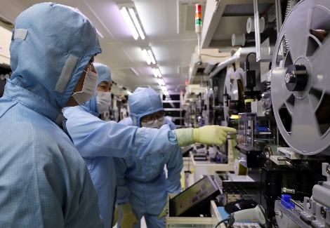 22일 LG이노텍 구미사업장에서 LG이노텍 노조원과 협력사 직원들이 테이프 서브스트레이트 검사 장비를 함께 살펴보고 있다. 사진=LG이노텍