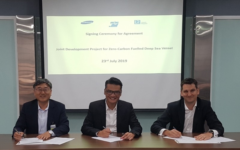 지난해 7월 윤종현 삼성중공업 조선시추설계담당(사진 왼쪽)이 '탄소 제로' 암모니아 추진선 개발을 위해 MISC, 로이드선급과 JDP를 체결하고 있는 모습.(사진=삼성중공업)