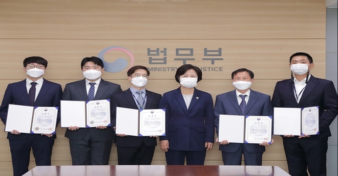 추미애 법무부장관(왼쪽에서 네 번째)이 25일 정부과천청사에서 개최된 ‘적극행정 우수공무원 포상’ 시상식에서 수상자들과 기념촬영을 하고 있다. (사진제공=법무부)