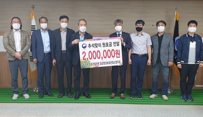 보호관찰위원 밀양·창녕호보관찰소협의회가 25일 추석맞이 원호금을 전달하고 기념촬영.(사진제공=밀양준법지원센터)