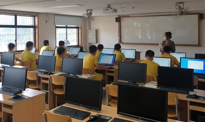대구소년원학생들이 디지털정보활용능력시험에 응시하고 있다.(사진제공=대구소년원)