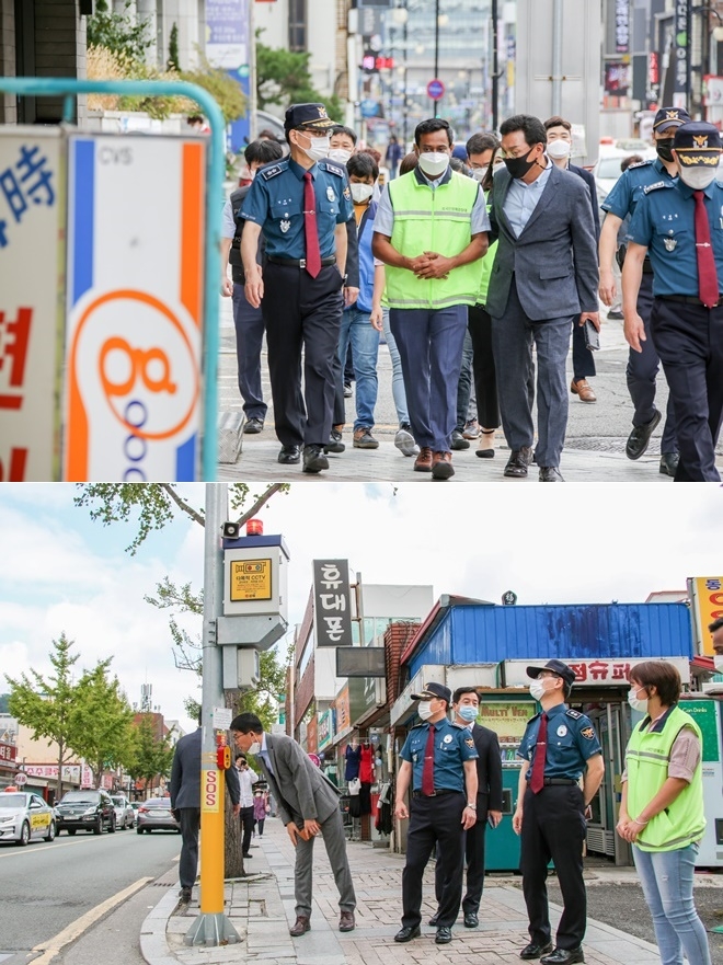 남구준 경남경찰청장(위사진 왼쪽 첫번째)이 25일 김해 동상동 외국인 거리를 방문해 외국인명예경찰대의 노고를 치하하고 함께 합동순찰을 하고 있다.(사진제공=경남지방경찰청)