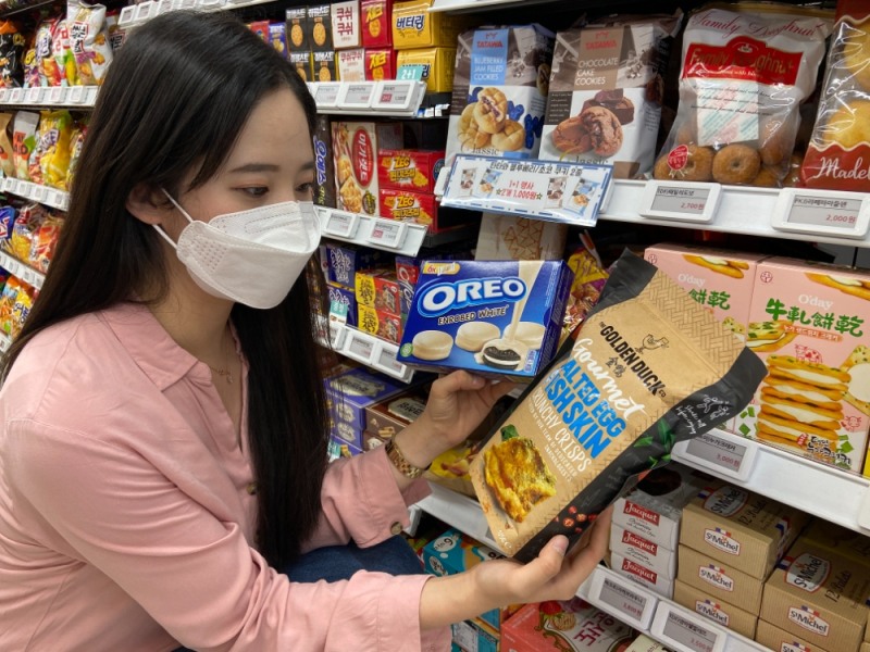 코로나19 집콕 생활로 과자 소비 늘어난다… 수입과자 매출 돋보여
