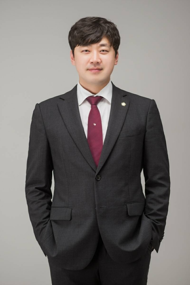 순간의 오해로 빚어진 공중밀집장소추행, 형사전문변호사가 제안하는 해결 방안은?