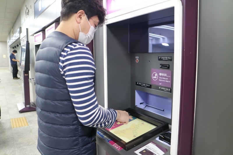 비접촉식 승차권 자동발매기 사용 모습.(사진=SR)