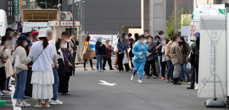 추석 연휴 첫날인 30일 서울 중구 국립중앙의료원 코로나19 선별진료소가 붐비고 있다.(사진=연합뉴스)
