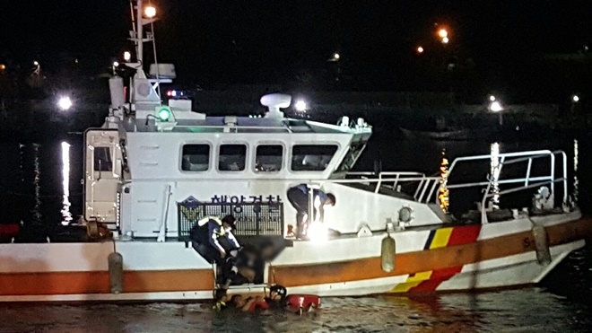 해경이 익수자 2명을 구조하고 있다.(사진제공=울산해양경찰서)