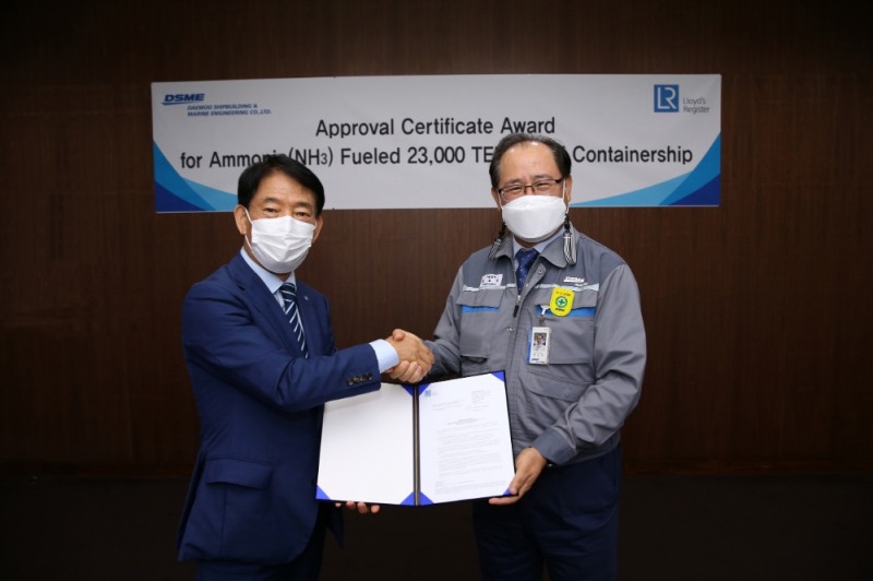 대우조선해양 옥포조선소에서 로이드선급아시아 이진태 대표(왼쪽)가 대우조선해양 기술본부장 권오익 전무에게 인증서를 수여한 뒤 기념촬영을 하고 있다.(사진=대우조선해양)