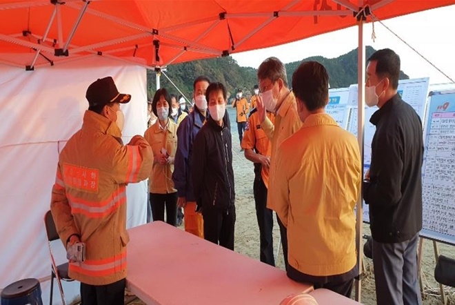 변성완 부산시장 권한대행이 5일에 이어 6일에도 사하구 다대포해수욕장 수난사고 현장을 방문해 수색상항을 점검하고 있다. (사진제공=부산시)