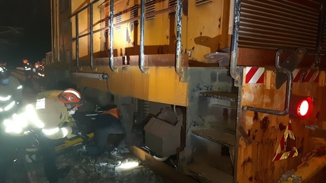 철도밑에 있는 요구조자를 구조하고 있다.(사진제공=울산소방본부)