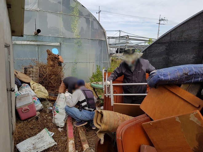 사회봉사대상자들이 장애인 농가 일손돕기를 하고 있다.(사진제공=안양준법지원센터)