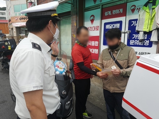 배달업체를 방문해 교통안전교육을 하고 있다.(사진제공=창원서부경찰서)
